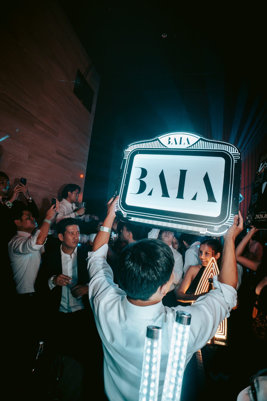 BAIAの看板が客の頭上を進む